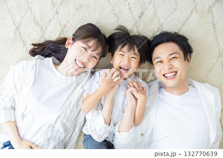 ファミリーイメージ 床に寝転ぶ家族 ファミリーイメージ 床に寝転ぶ家族 132770639