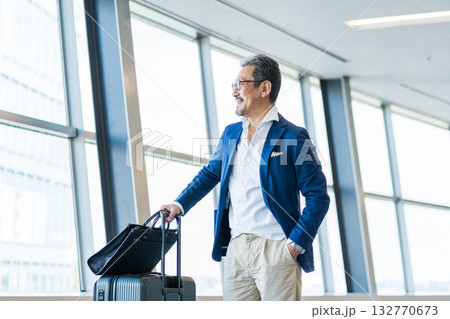 旅行に行くミドルシニア男性 132770673