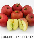 おいしそうなたくさんのりんごとその断面 132771213