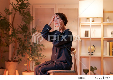 夜、部屋でスキンケアをする女性 夜、部屋でスキンケアをする女性 132771267