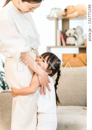 リビングで母親に甘える女の子（甘えん坊,スキンシップ,育児,子育て） 132771286