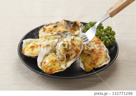 殻付き牡蠣グラタン　　フォークで持ち上げている 132771298