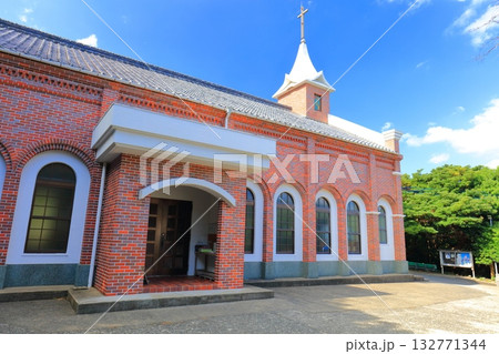 【長崎県】晴天のカトリック井持浦教会(五島列島 福江島) 【長崎県】晴天のカトリック井持浦教会(五島列島 福江島) 132771344