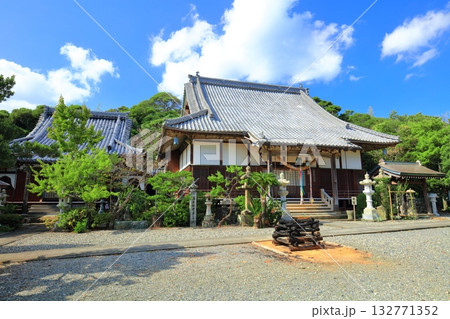 【長崎県】晴天の大宝寺（五島列島　福江島） 132771352