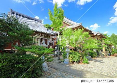 【長崎県】晴天の大宝寺（五島列島　福江島） 132771360