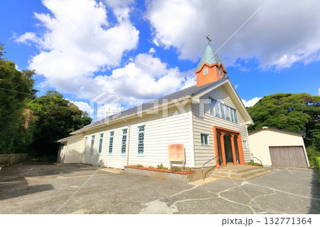 【長崎県】晴天のカトリック貝津教会(五島列島 福江島) 【長崎県】晴天のカトリック貝津教会(五島列島 福江島) 132771364