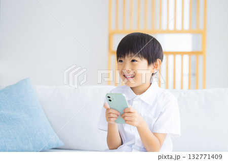 スマホを見ている男の子 スマホを見ている男の子 132771409