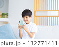 スマホを見ている男の子 スマホを見ている男の子 132771411