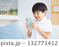 スマホを見ている男の子 スマホを見ている男の子 132771412