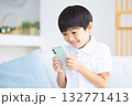 スマホを見ている男の子 スマホを見ている男の子 132771413