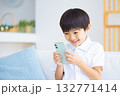 スマホを見ている男の子 スマホを見ている男の子 132771414
