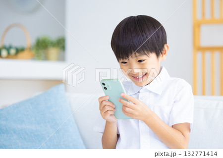 スマホを見ている男の子 132771414