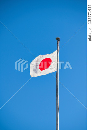 青空にはためく日章旗 132771433