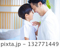 ファミリー くつろぐお父さんと息子 ファミリー くつろぐお父さんと息子 132771449