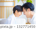 ファミリー くつろぐお父さんと息子 ファミリー くつろぐお父さんと息子 132771450