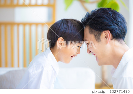 ファミリー くつろぐお父さんと息子 ファミリー くつろぐお父さんと息子 132771450
