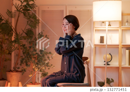 夜、部屋でスキンケアをする女性 132771451