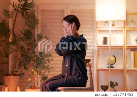 夜、部屋でスキンケアをする女性 夜、部屋でスキンケアをする女性 132771452