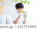 スマホを見ている男の子 スマホを見ている男の子 132771469