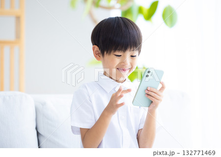 スマホを見ている男の子 132771469
