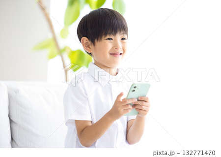 スマホを見ている男の子 132771470