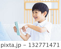スマホを見ている男の子 スマホを見ている男の子 132771471