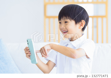 スマホを見ている男の子 132771471