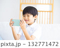 スマホを見ている男の子 スマホを見ている男の子 132771472