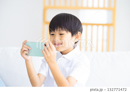 スマホを見ている男の子 132771472