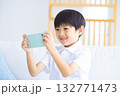 スマホを見ている男の子 スマホを見ている男の子 132771473