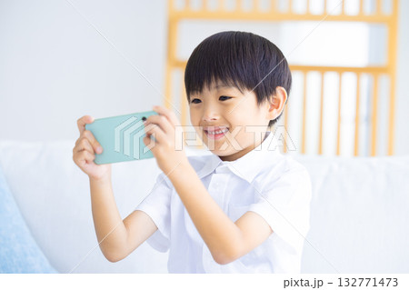 スマホを見ている男の子 132771473