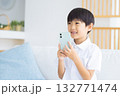 スマホを見ている男の子 スマホを見ている男の子 132771474