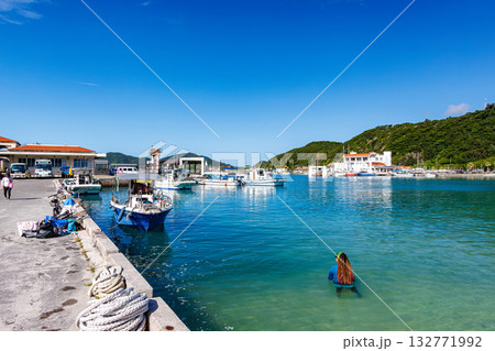 座間味島の無人島渡し船。安室島、嘉比島、安慶名敷島へゆける。座間味島座間味港 沖縄県島尻郡慶良間諸島 132771992