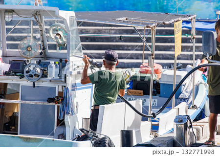 座間味島の無人島渡し船。安室島、嘉比島、安慶名敷島へゆける。座間味島座間味港 沖縄県島尻郡慶良間諸島 132771998