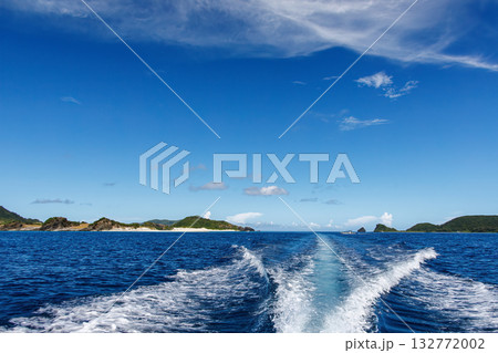 座間味島の無人島渡し船。安室島、嘉比島、安慶名敷島へゆける。座間味島座間味港 沖縄県島尻郡慶良間諸島 132772002