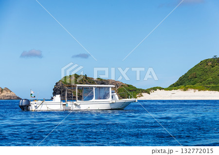 座間味島の無人島渡し船。安室島、嘉比島、安慶名敷島へゆける。座間味島座間味港 沖縄県島尻郡慶良間諸島 座間味島の無人島渡し船。安室島、嘉比島、安慶名敷島へゆける。座間味島座間味港 沖縄県島尻郡慶良間諸島 132772015
