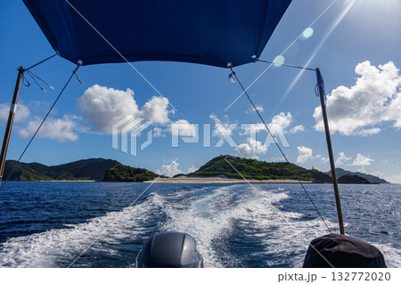 座間味島の無人島渡し船。安室島、嘉比島、安慶名敷島へゆける。座間味島座間味港 沖縄県島尻郡慶良間諸島 座間味島の無人島渡し船。安室島、嘉比島、安慶名敷島へゆける。座間味島座間味港 沖縄県島尻郡慶良間諸島 132772020