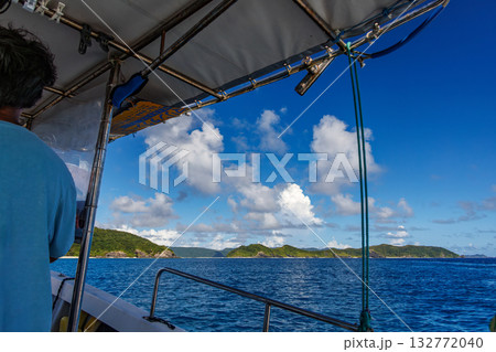 座間味島の無人島渡し船。安室島、嘉比島、安慶名敷島へゆける。座間味島座間味港 沖縄県島尻郡慶良間諸島 132772040