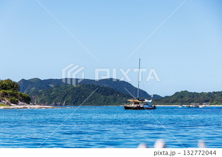 座間味島の無人島渡し船。安室島、嘉比島、安慶名敷島へゆける。座間味島座間味港 沖縄県島尻郡慶良間諸島 132772044