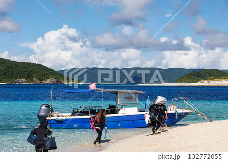 座間味島の無人島渡し船。安室島、嘉比島、安慶名敷島へゆける。座間味島座間味港 沖縄県島尻郡慶良間諸島 座間味島の無人島渡し船。安室島、嘉比島、安慶名敷島へゆける。座間味島座間味港 沖縄県島尻郡慶良間諸島 132772055