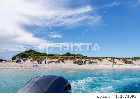 座間味島の無人島渡し船。安室島、嘉比島、安慶名敷島へゆける。座間味島座間味港 沖縄県島尻郡慶良間諸島 座間味島の無人島渡し船。安室島、嘉比島、安慶名敷島へゆける。座間味島座間味港 沖縄県島尻郡慶良間諸島 132772093