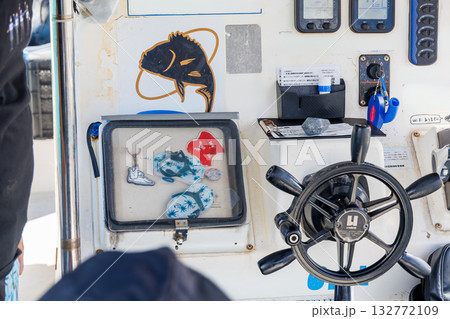 座間味島の無人島渡し船。安室島、嘉比島、安慶名敷島へゆける。座間味島座間味港 沖縄県島尻郡慶良間諸島 132772109