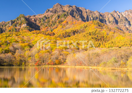 《長野県》鏡池・紅葉最盛期の戸隠 132772275