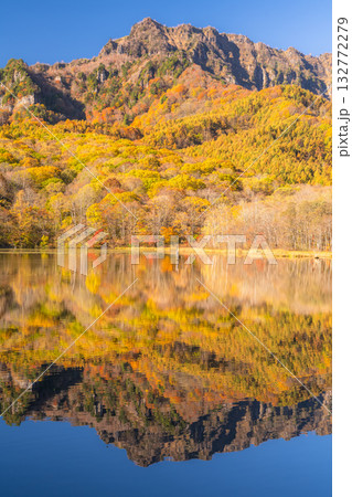 《長野県》鏡池・紅葉最盛期の戸隠 132772279