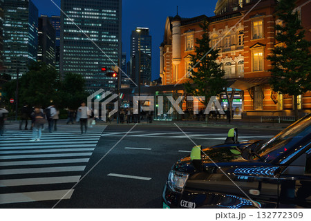 夕日に照らされる東京駅　夜に輝く夜のオフィス街　夜の交差点か帰宅するビジネスマン 132772309