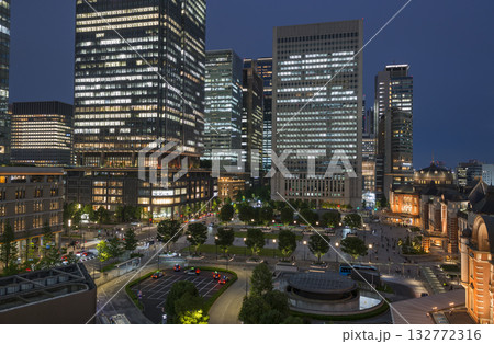 夕日に照らされる東京駅　夜に輝く夜のオフィス街　夜の交差点か帰宅するビジネスマン 132772316