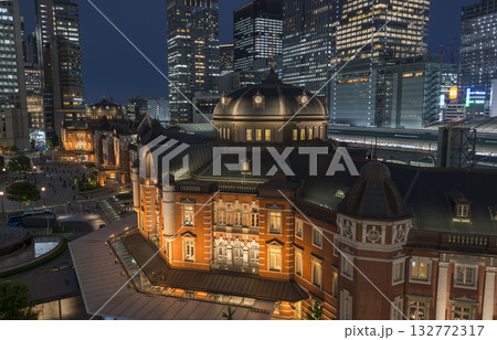 夕日に照らされる東京駅 夜に輝く夜のオフィス街 夜の交差点か帰宅するビジネスマン 夕日に照らされる東京駅 夜に輝く夜のオフィス街 夜の交差点か帰宅するビジネスマン 132772317