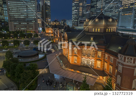夕日に照らされる東京駅　夜に輝く夜のオフィス街　夜の交差点か帰宅するビジネスマン 132772319
