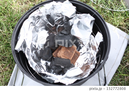 炭と着火剤の燃える前 132772808