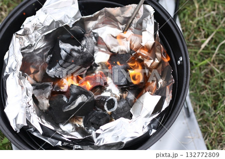 バーベキューコンロで燃えている炭 132772809